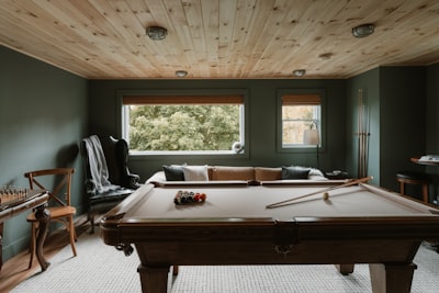 Recreation room with pool table